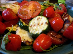 grillattu_halloumisalaatti