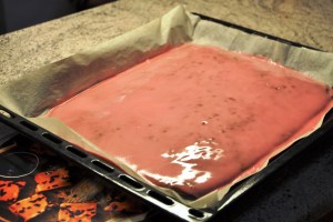 Pohja näkyy rumasti kuorrutteen läpi, mutta onneksi koristeet peittivät läpikuultavan pohjan.